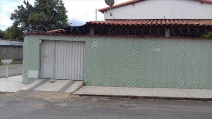 Casa que fica em frente ao lote!
