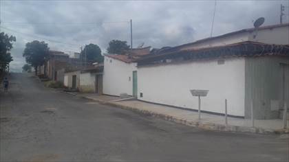 Frente do lote dar para essa rua Hum.