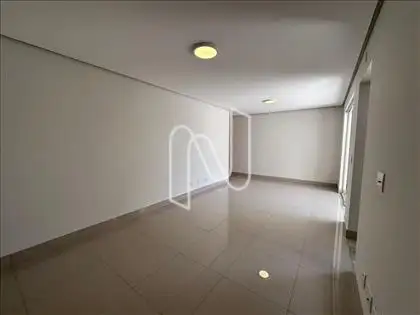 Sala ampla para dois ambientes. 