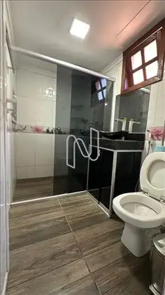 Banheiro ao lado da cozinha 