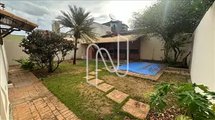 COM PISCINA, CHURRASQUEIRA  E BANHEIRO