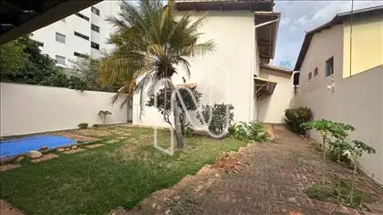 FUNDOS DA CASA COM JARDIM E PISCINA 
