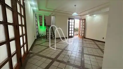 SALA COM ACESSO AO SEGUNDO PAVIMENTO 