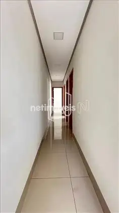 Aceso aos quartos e banheiro social 