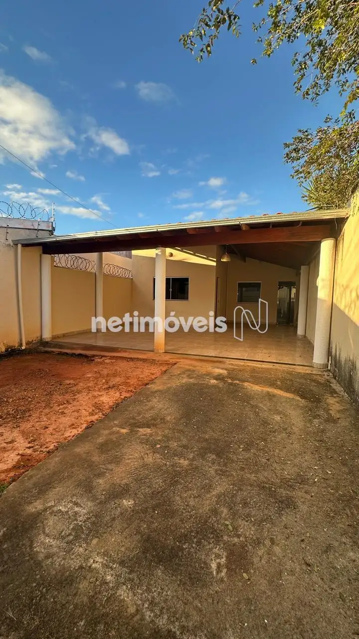  Frente e garagem para 4 carros