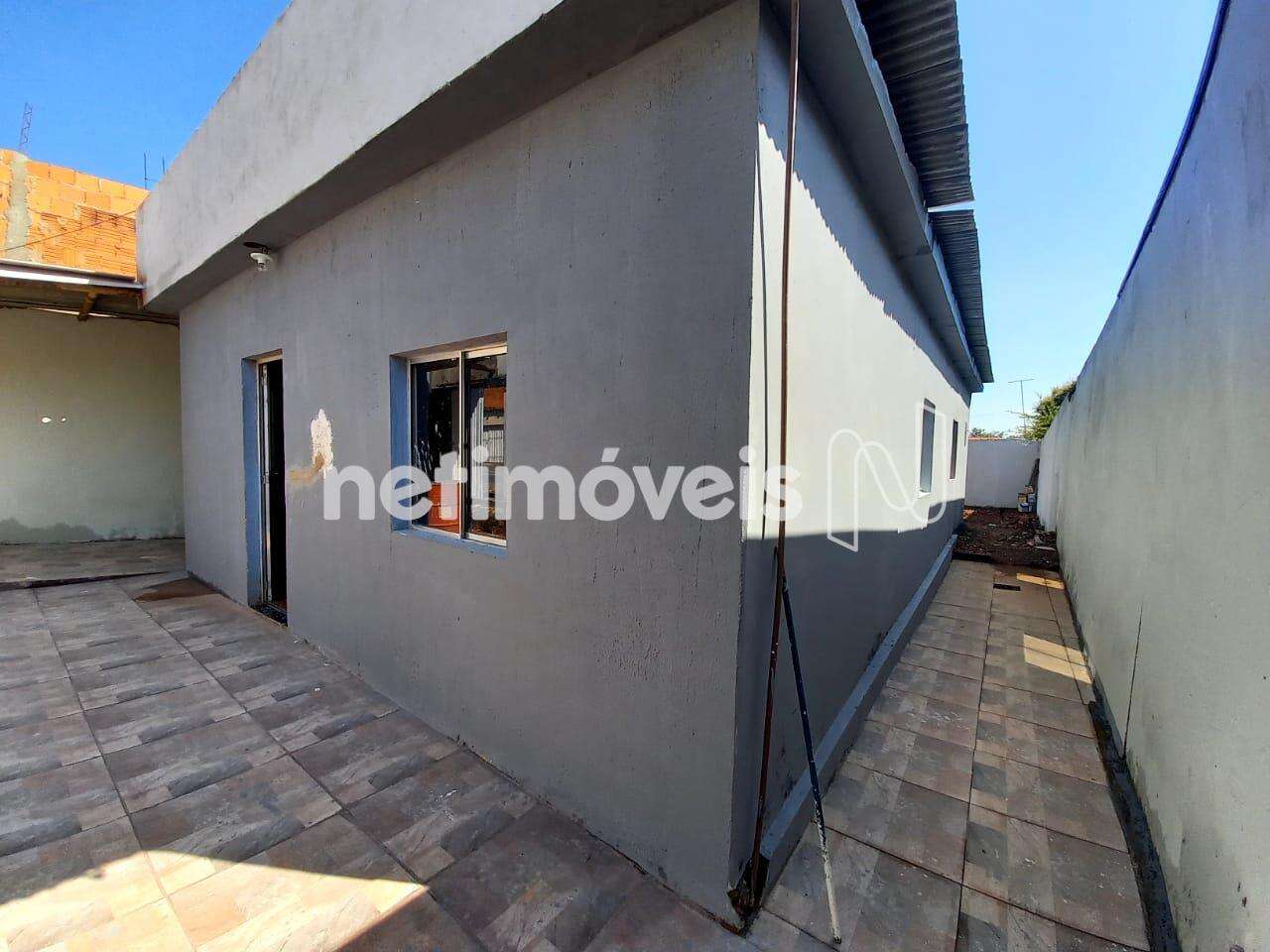 Frente da casa com amplo espaço Frente/lat.