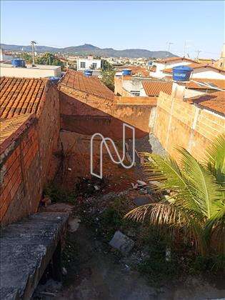 Escada e quintal. 