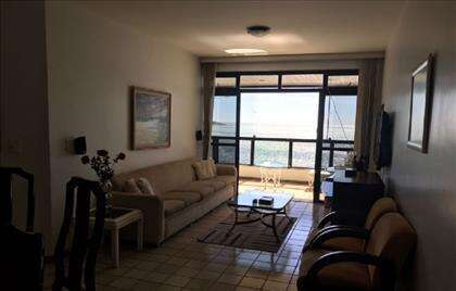 sala ampla com acesso a varanda