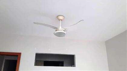 apartamento com ventilador de teto.