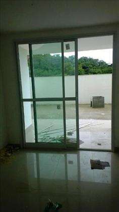 Sala piso porcelanato, acesso a área externa