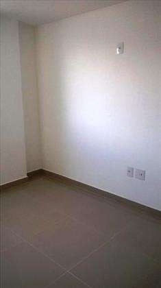 Quarto 1 espaçoso piso porcelanato.