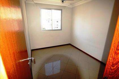 Quarto 1 sol da manhã, piso porcelanato.