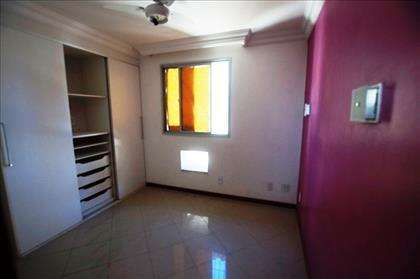 Quarto 3 com suíte e armários.