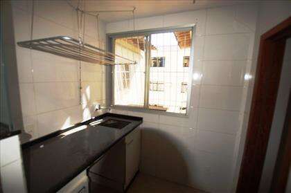 área de serviço bem ventilada e grande.