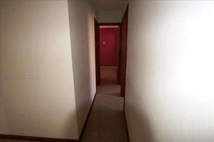 Corredor para 3 quartos e banheiro social.