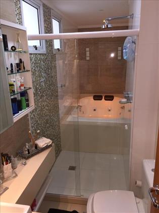 banheira de hidromassagem no quarto/suíte.