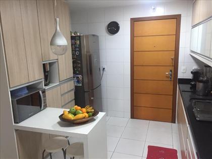 Cozinha montada, espaçosa.