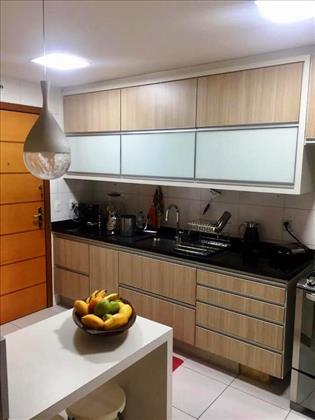 Cozinha com armários de marcenaria.