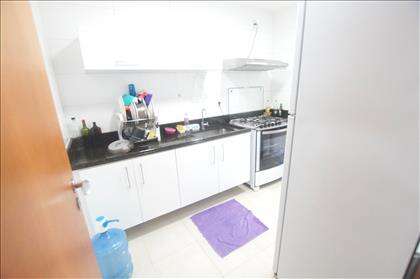 Cozinha com armários.