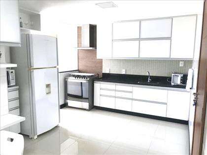 Cozinha grande com armários.