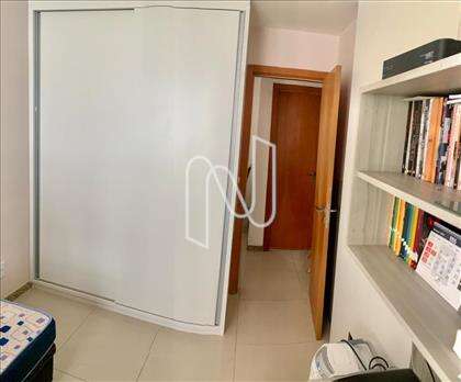 Armários em todos os quartos.