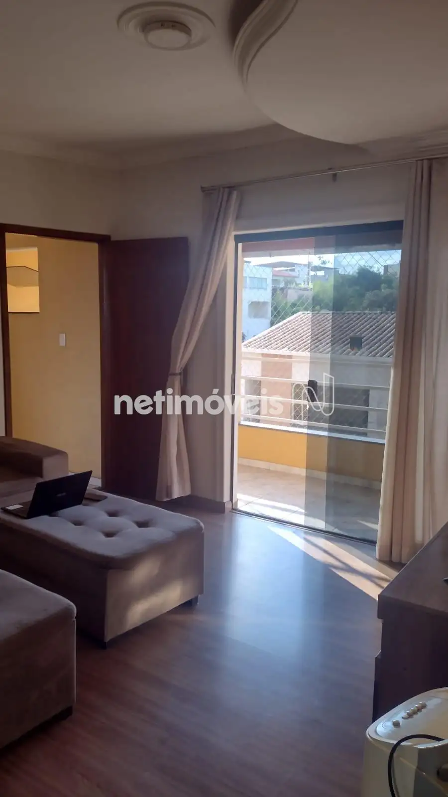 Sala com vista para a varanda 