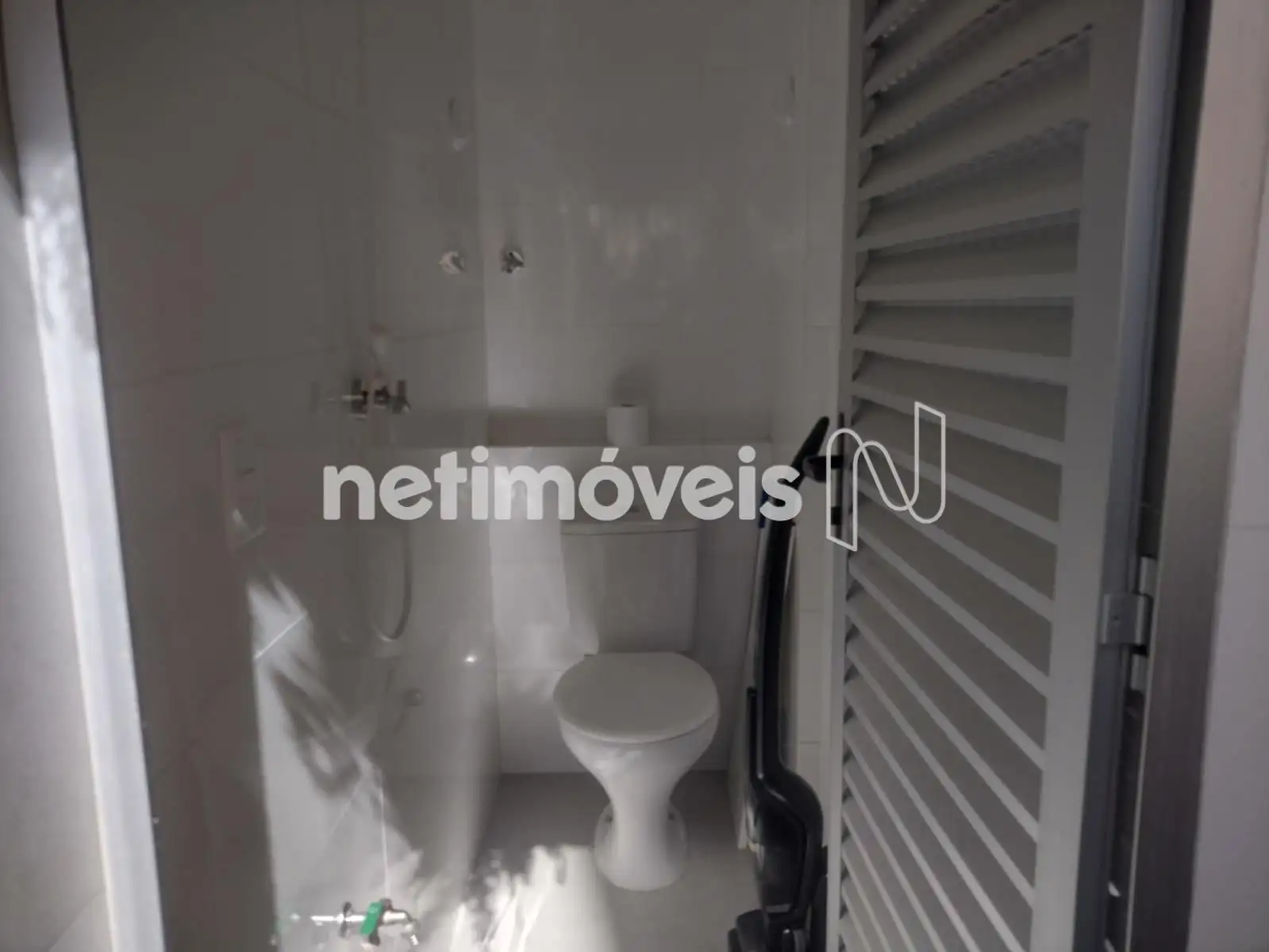 Banheiro na área de serviço