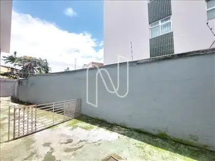 Lateral do nível inferior da casa 