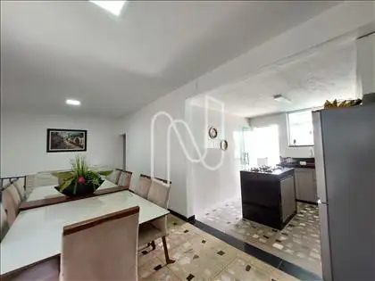 Sala de jantar com a cozinha 