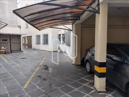 Vaga coberta, livre e demarcada 