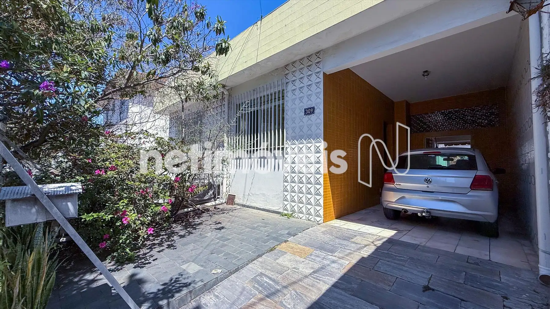 Fachada e garagem