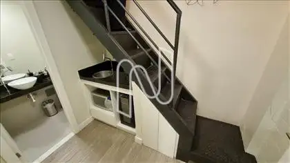 Lavabo, copa e escada
