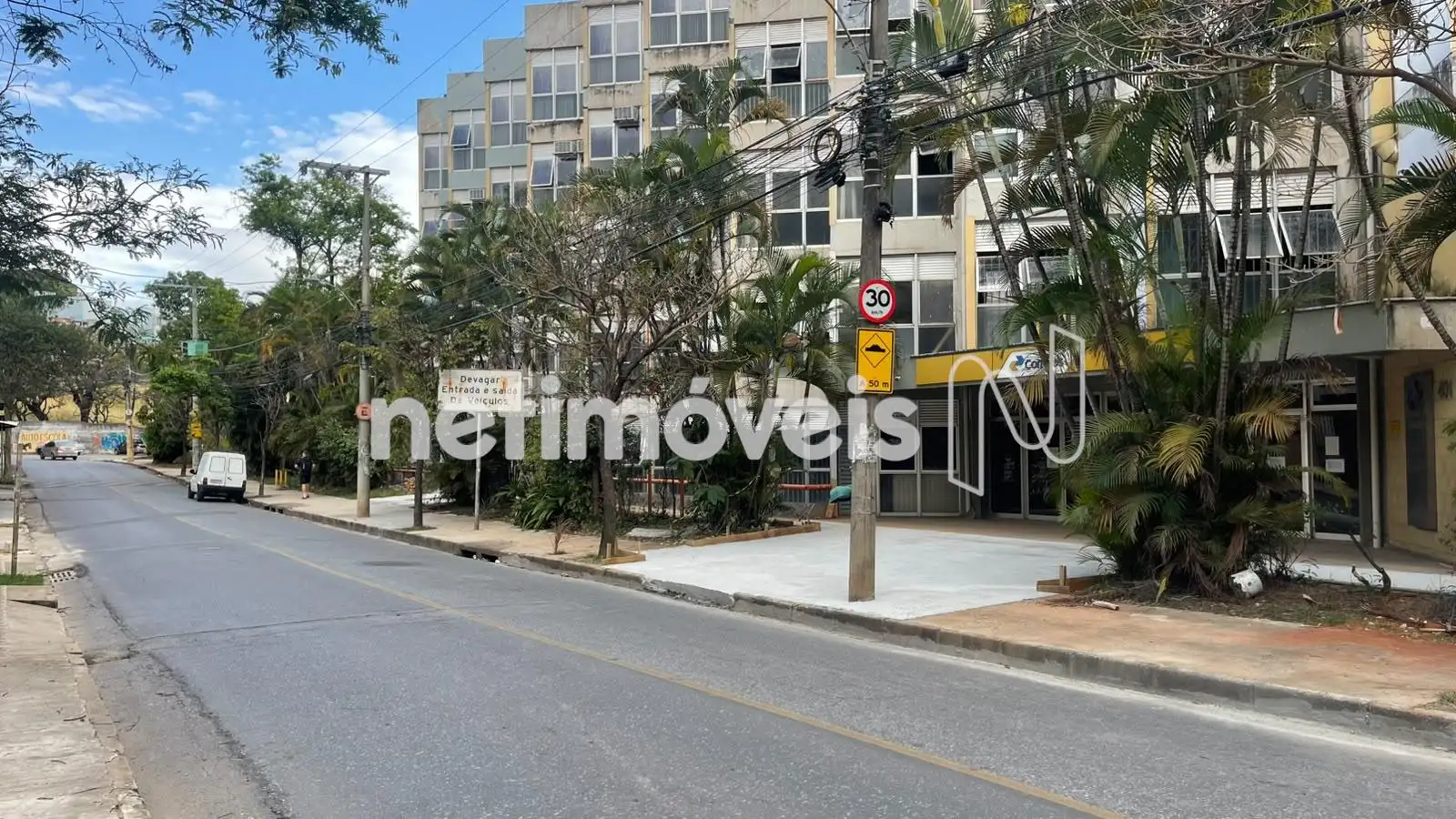 Prédio dos Correios em frente ao lote
