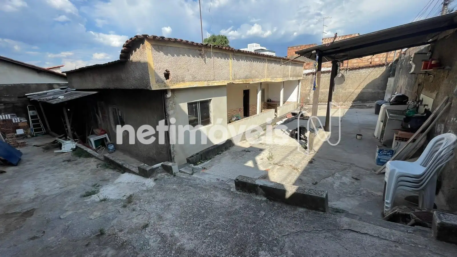 Vista da garagem e área da entrada