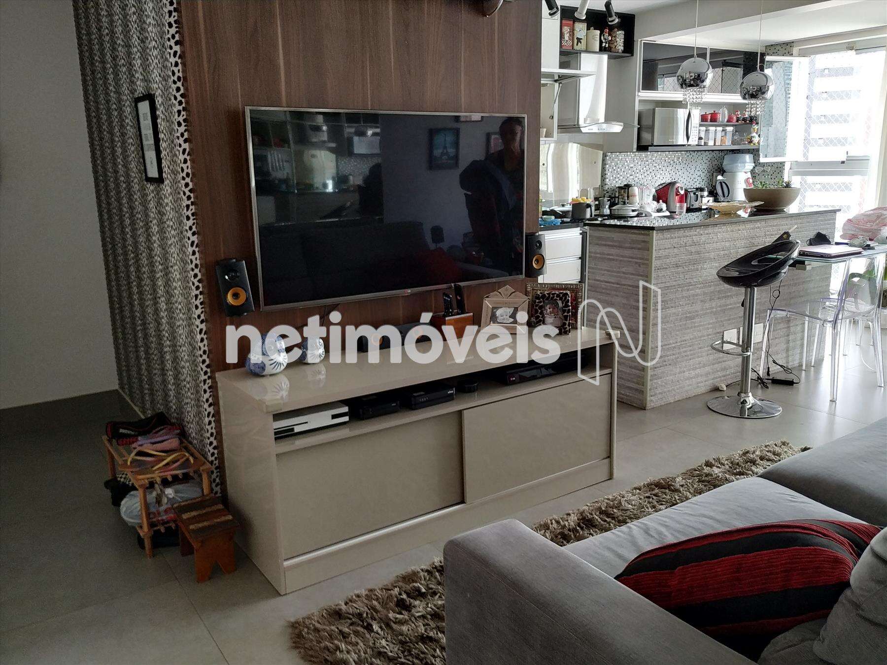 Sala, cozinha ao fundo