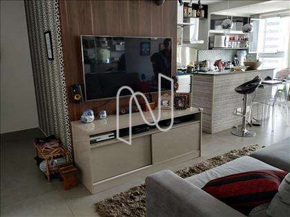Sala, cozinha ao fundo