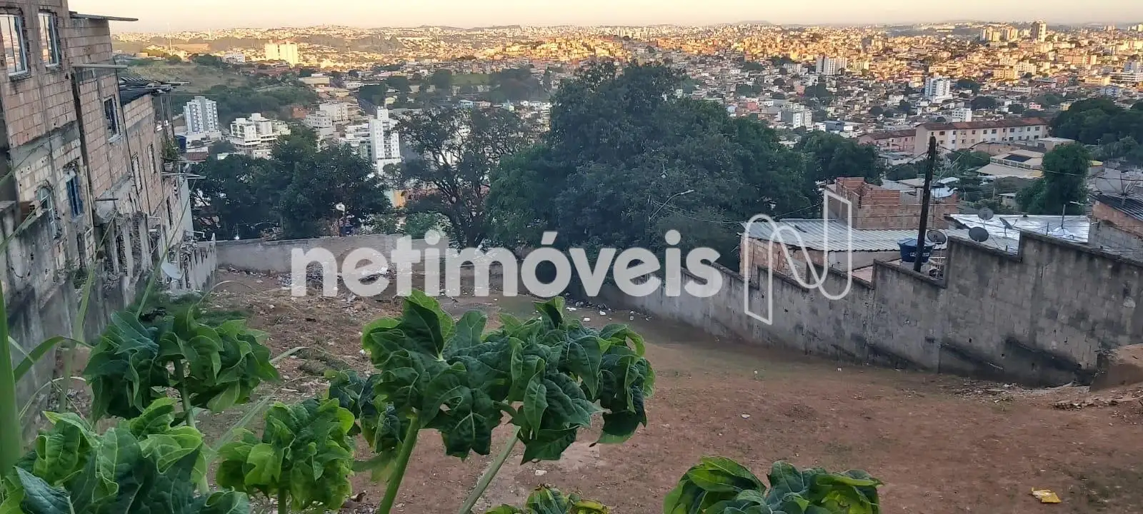 Vista dos fundos para a lateral