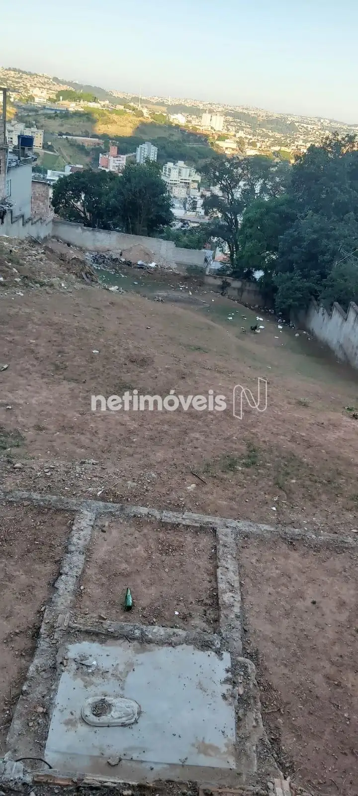 Vista da rua para os fundos