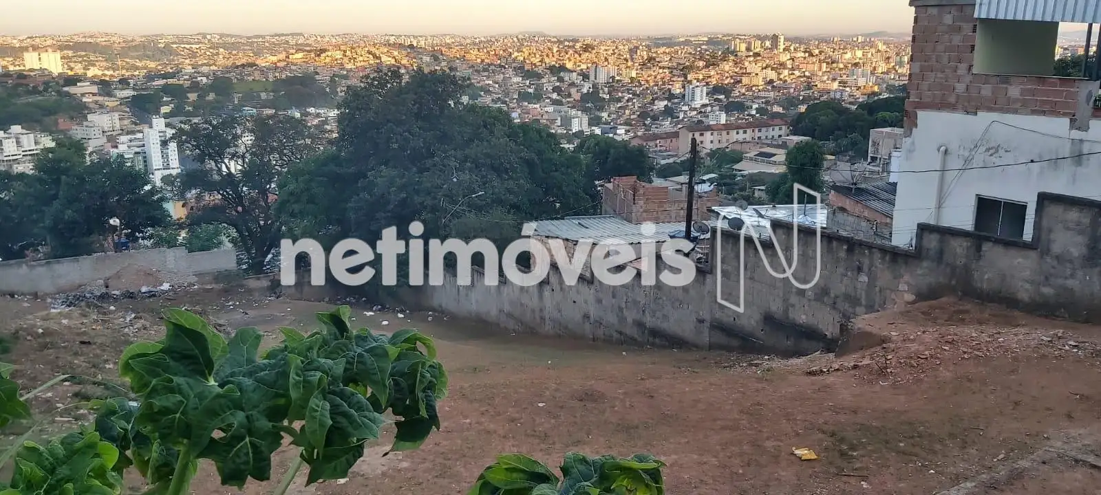 Vista dos fundos para a lateral