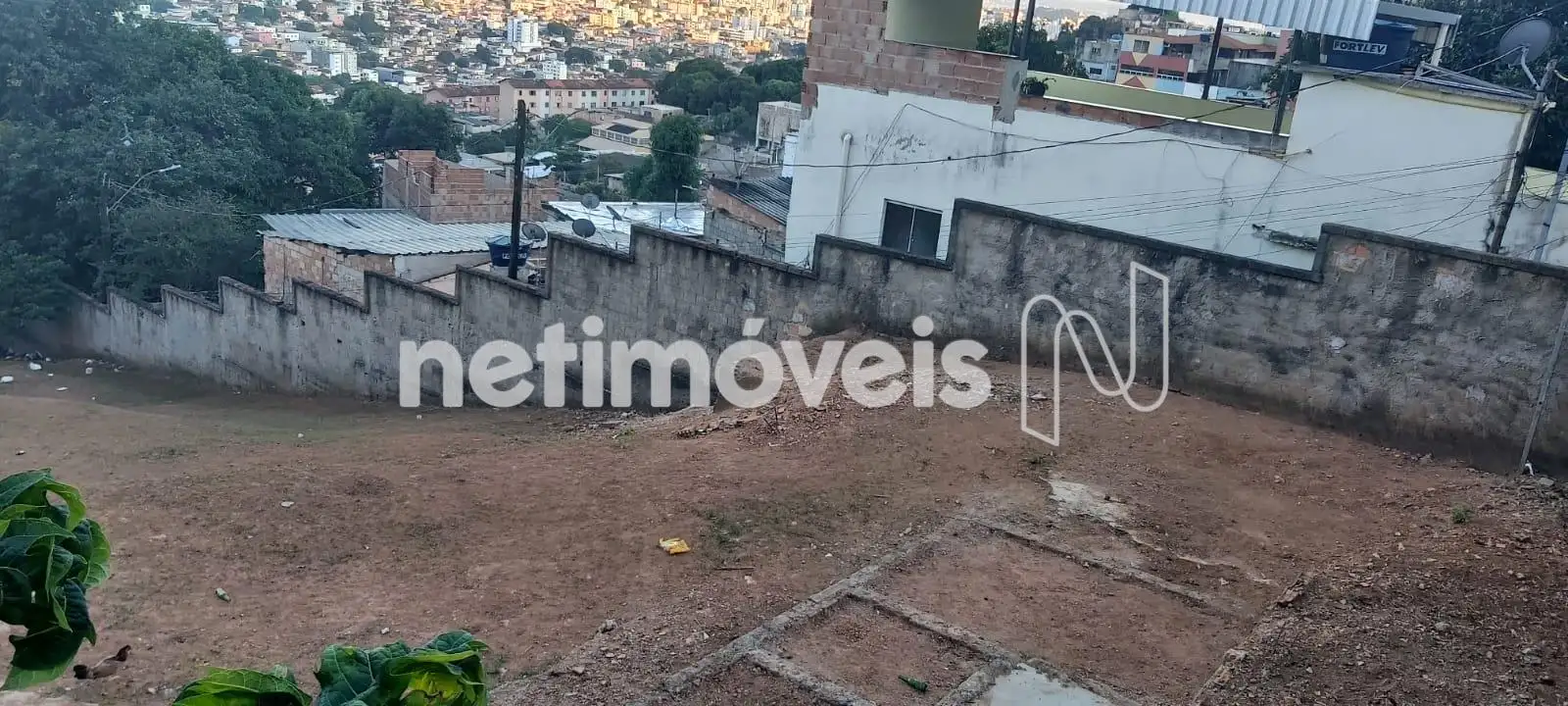Vista dos fundos para a lateral
