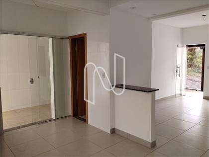 Sala, acesso a área externa, lavabo e cozinha
