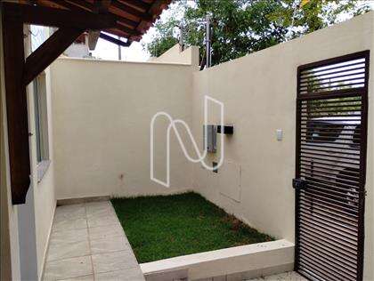 Frente da casa e jardim