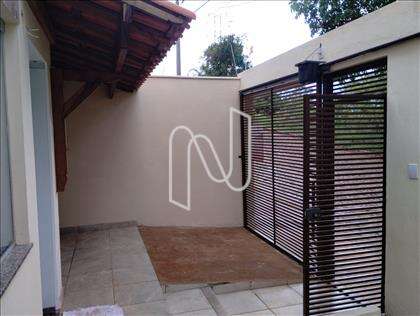Fachada da casa e garagem