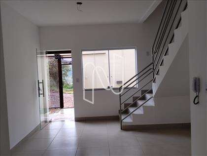 Sala e escada de acesso superior