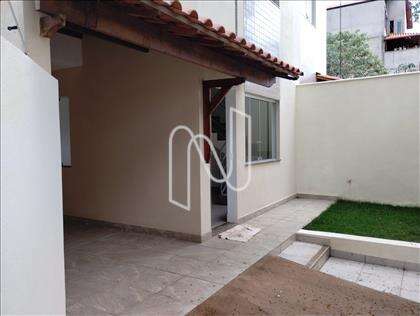 Frente da casa e garagem