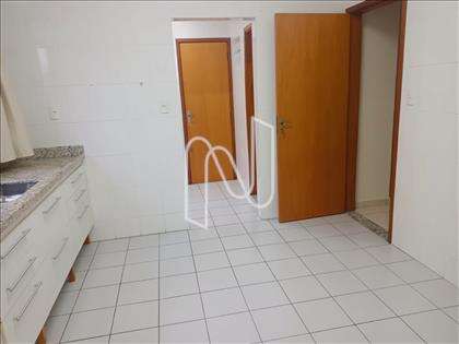 Cozinha com banca em granito.