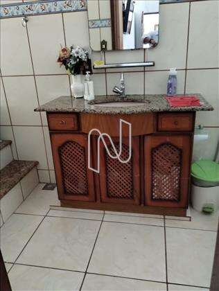 Banho social com armário bancada em granito 