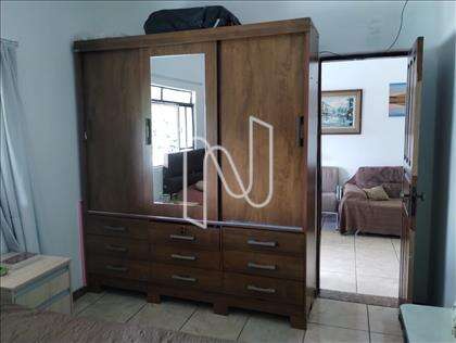 Quarto com armário 