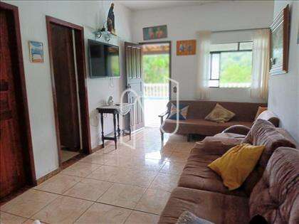 Sala ampla, arejada e confortável 