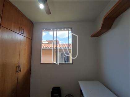 Quarto com armários 